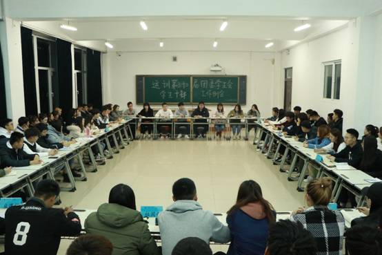 图片包含 室内, 墙壁, 天花板, 人员描述已自动生成